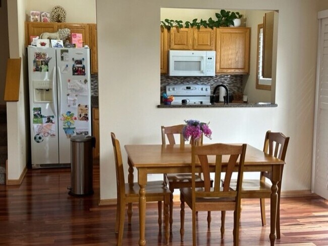Building Photo - Very Spacious Townhome in great area in Apple Valley. Avail Oct 1