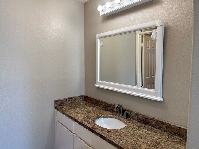 Building Photo - 4 Bedroom / 2 Bath / 2 Car Garage