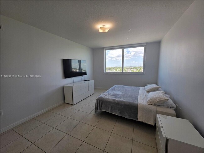 Building Photo - 1745 E Hallandale Beach Blvd