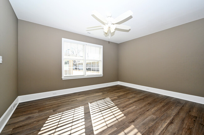 Cloverland-Apartments-Master-Bedroom - 1535 Warnke Rd NW