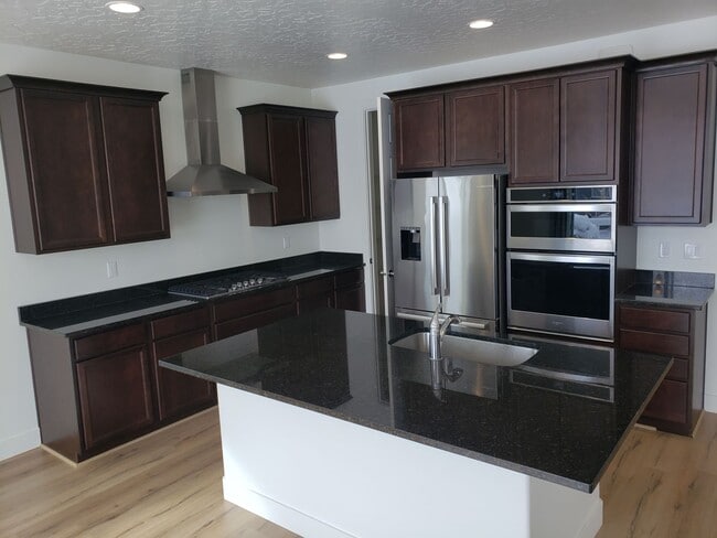 Building Photo - Trails and more at this Harvest Park Home in Mapleton!!