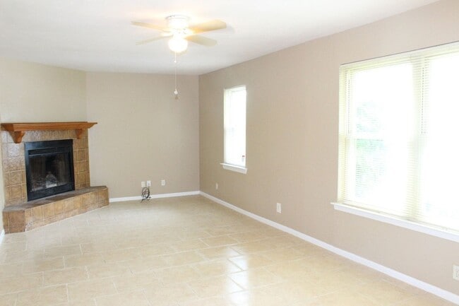 Building Photo - MESQUITE 3 bedroom home with hardwood floors!