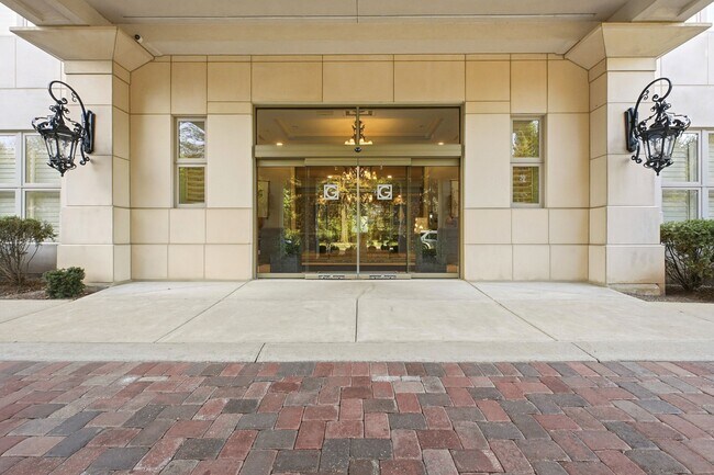 Building Photo - 6600 Seminary Woods Pl