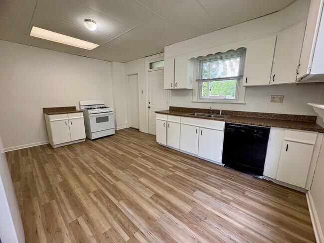 Building Photo - 3 Bedroom 1.5 Bathroom in Highspire!