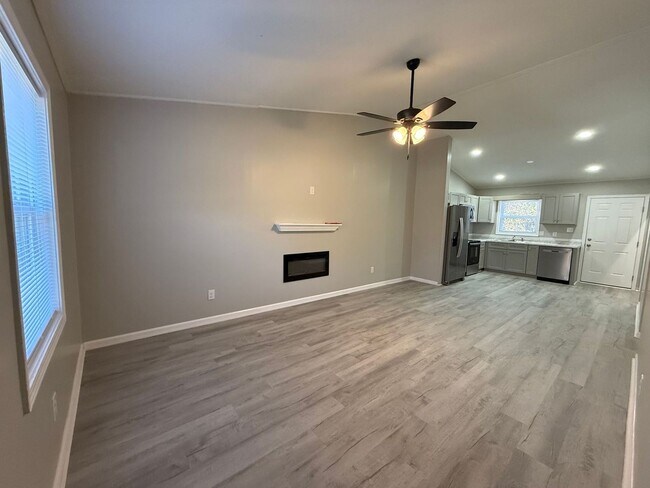 Building Photo - Remodeled 2 bedroom 2 bath duplex,
