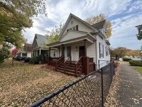 Building Photo - Charming 2 Bed, 1.5 Bath House with Ample ...