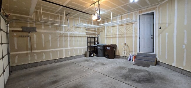 Building Photo - Pet Friendly Beautiful 3 Bed 3.5 Bath in R...
