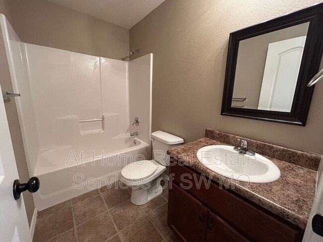 Building Photo - 1107 S Tanner Dr