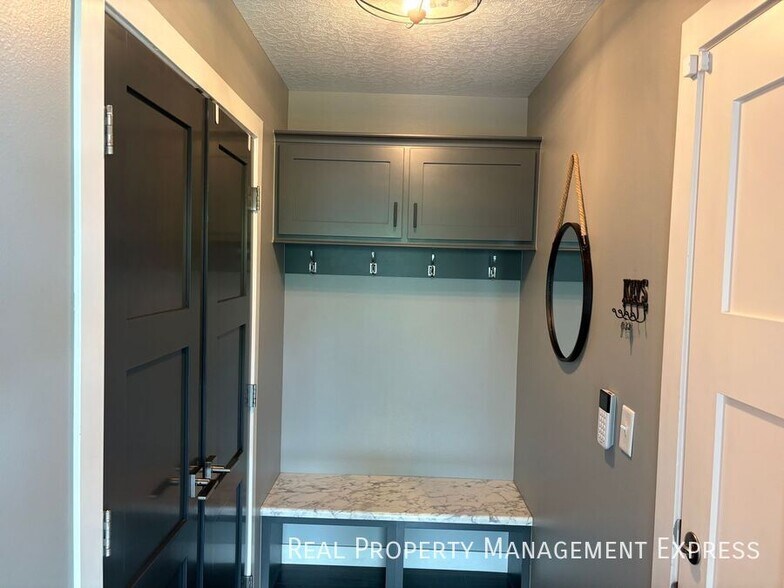 Building Photo - 5 Bedroom 3 Bathroom Home for Rent
