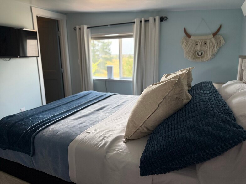 Blue bedroom - 18350 Cumbres Rd