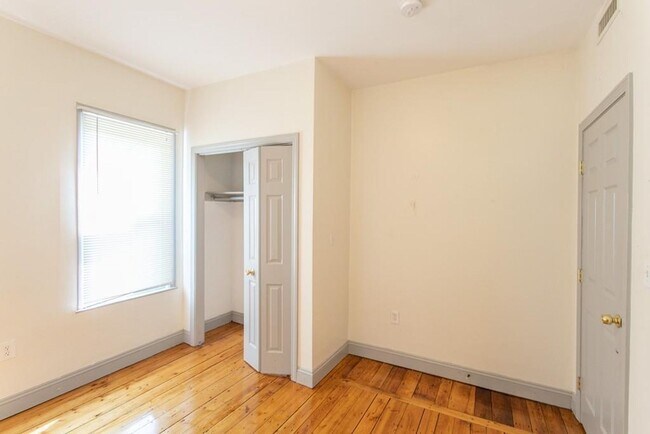 Building Photo - Second Floor Spacious 3 Bd 1 Bath Near Nor...