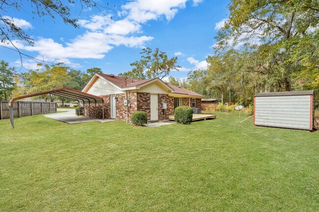 Building Photo - High End Finishes in a Quiet Residential Neighborhood