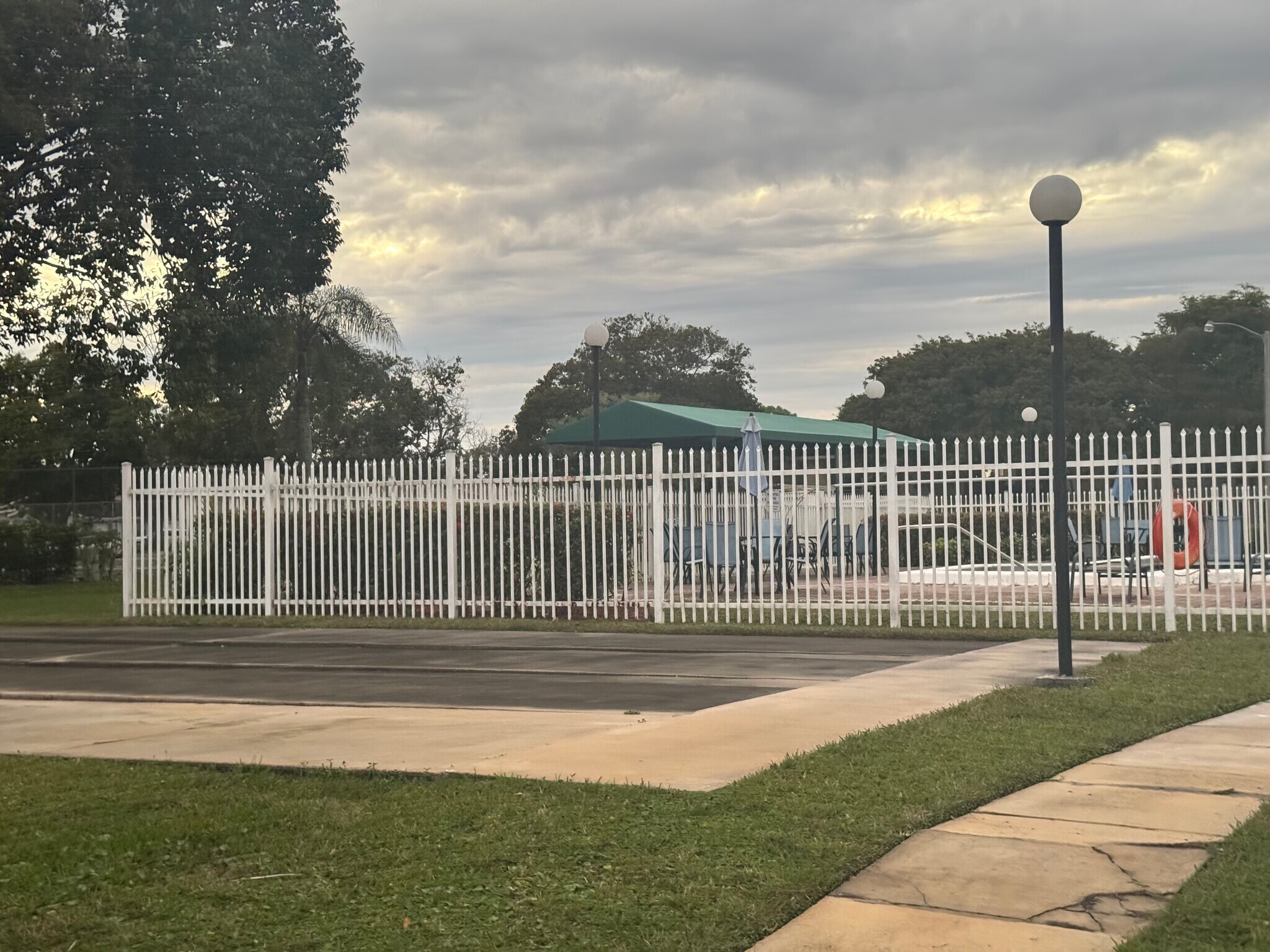 Building Photo - 5482 Lakewood Cir S