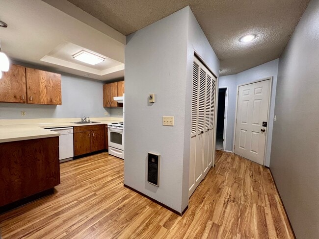 Building Photo - Beautiful 2 Bed, 2 Bath Townhome with Community Pool, Gym & Clubhouse!