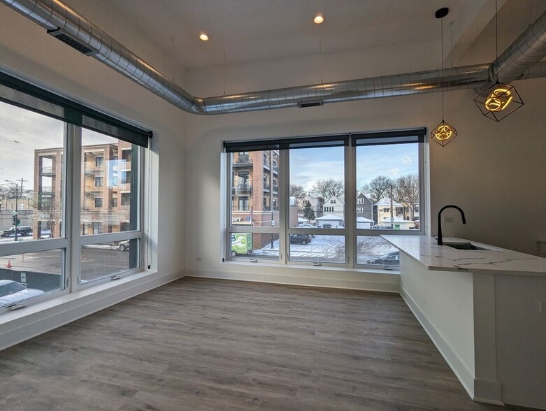 Building Photo - 4731 N Western Ave