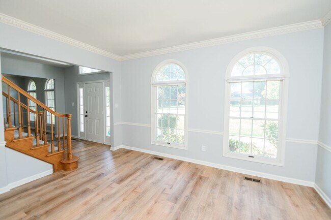 Building Photo - 5 bedroom / 2.5 bathroom Home for Rent in Valparaiso