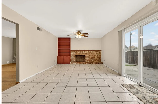 Building Photo - FOR RENT