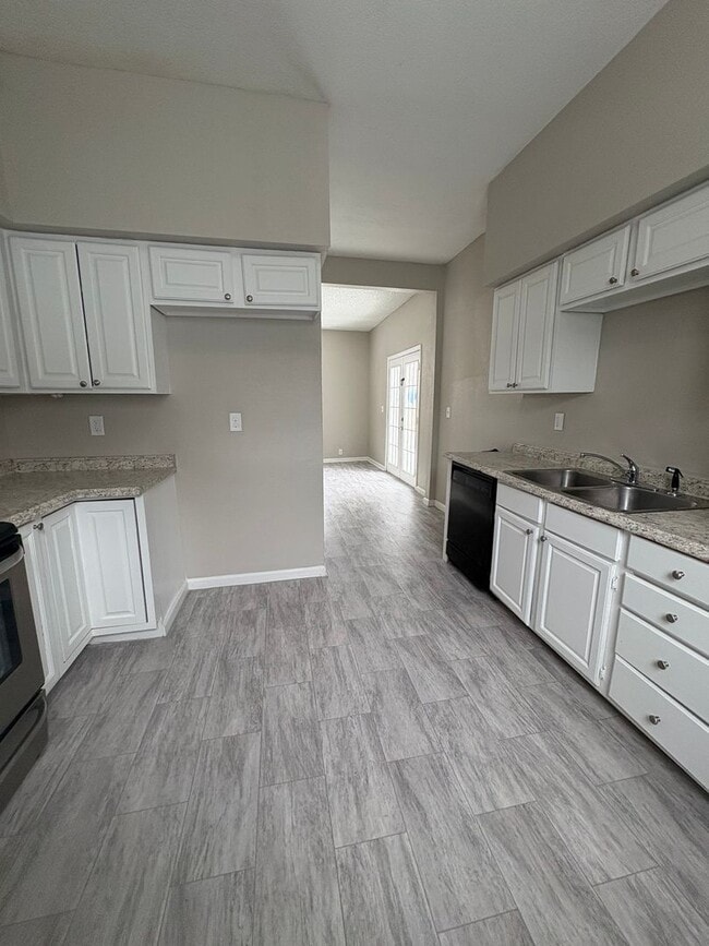 Building Photo - Move-in Ready and Full Of Charm! 4 Bedroom 2 Bath, Plus a Bonus Room.