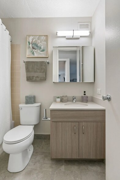 Building Photo - 1064 N Dearborn St