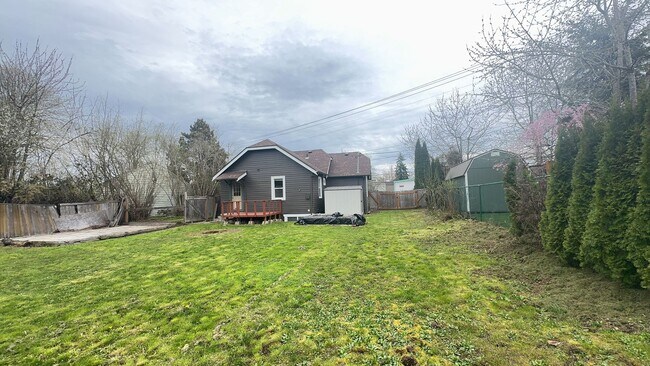 Building Photo - Cute Bungalow - Close to Downtown + Finished Basement!!