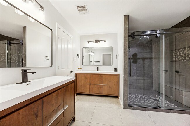 Building Photo - 6426 E Linpar Ct