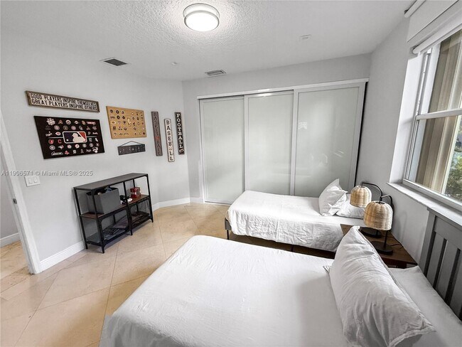 Building Photo - 2514 Poinciana Dr