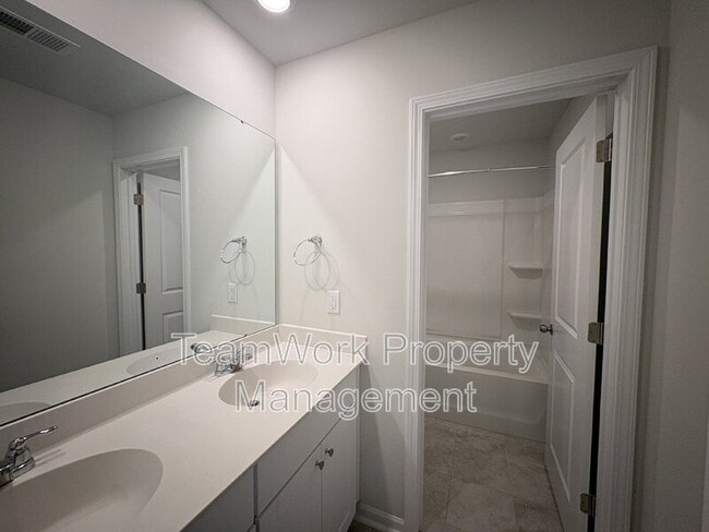 Building Photo - 493 Spanish Wells Rd