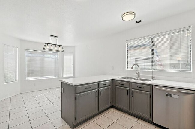 Building Photo - Great single family home!