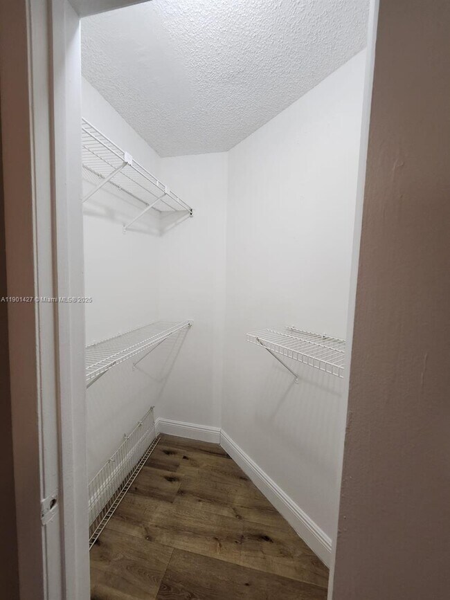 Building Photo - 212 Lake Pointe Dr