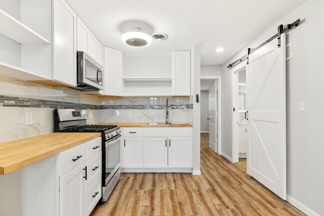 Building Photo - 2018 E Carson St