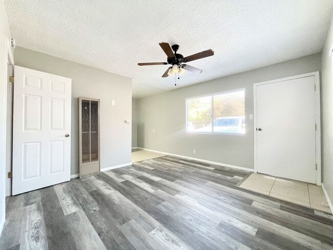 Building Photo - Single level duplex a block to the beach!