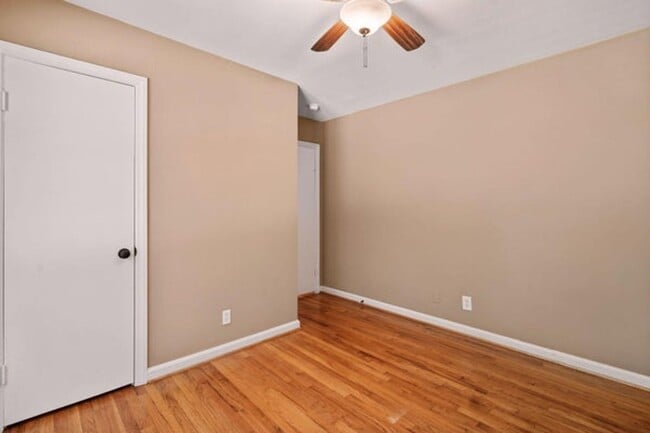 Building Photo - 3005 Pine Dr NE