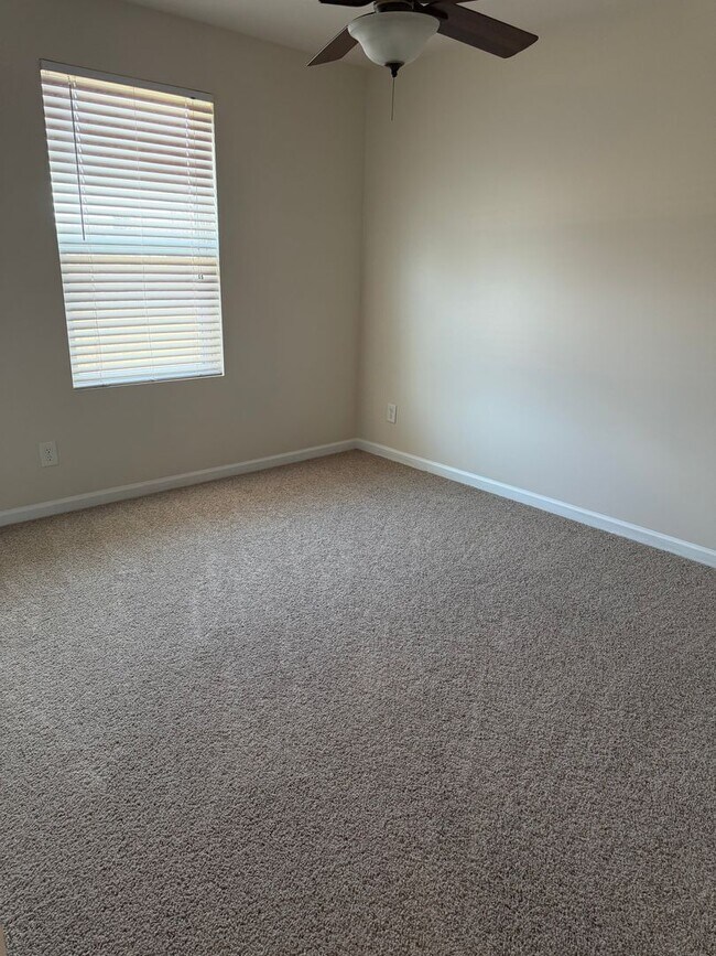 Building Photo - Available NOW! 3 bedroom 2.5 bath in Longs!!