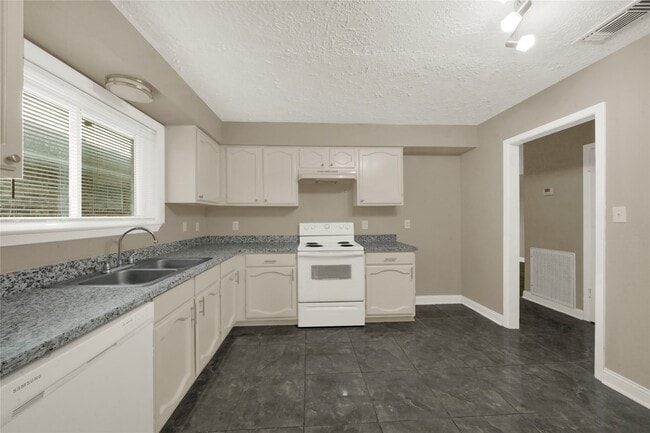 Building Photo - 14215 Barrone Dr