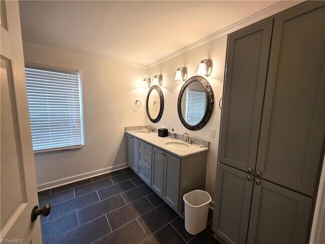 Building Photo - 1085 Brown Rd