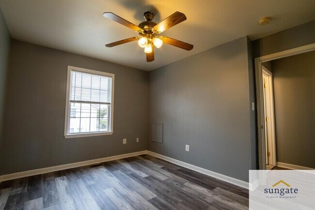 Building Photo - 123 Center St