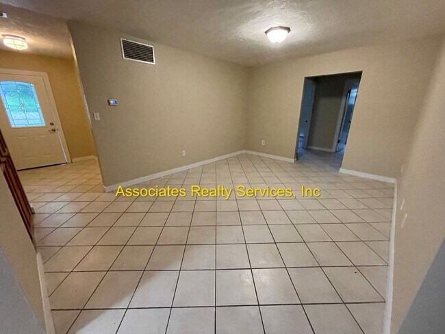 Building Photo - 3/2 North West!- 2 Weeks Free rent with im...