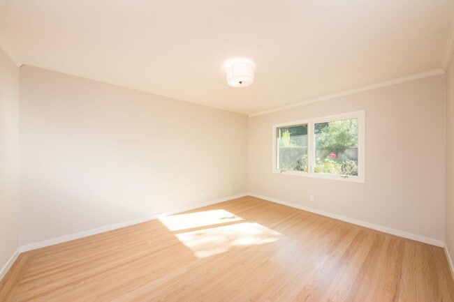 Building Photo - 30 Knightwood Ln