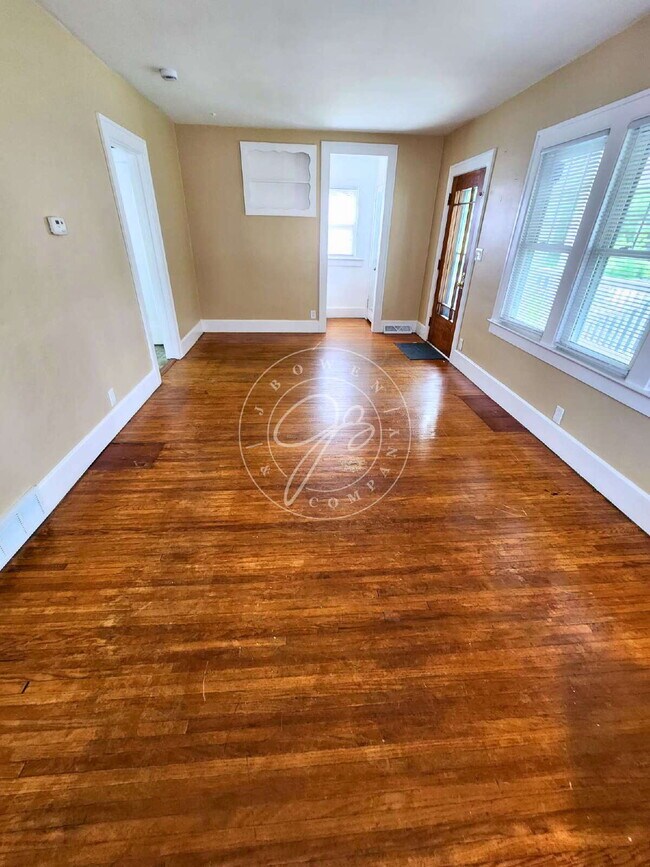 Building Photo - Charming 3-Bedroom Home with Spacious Rooms, Garage & Appliances Included!