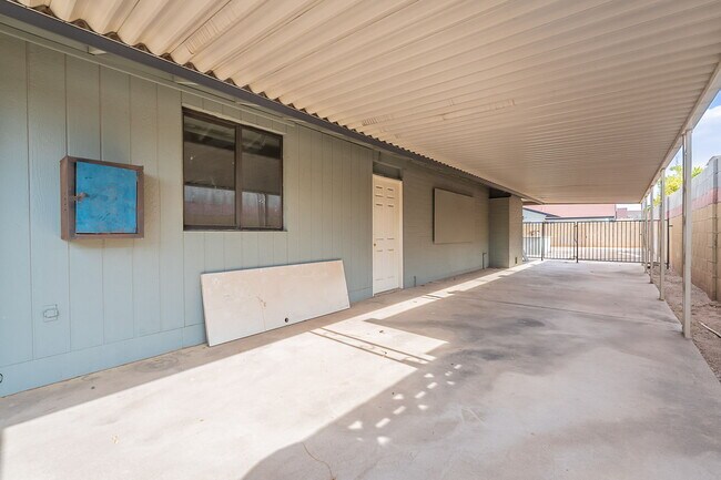 Building Photo - 2543 E Huntington Dr