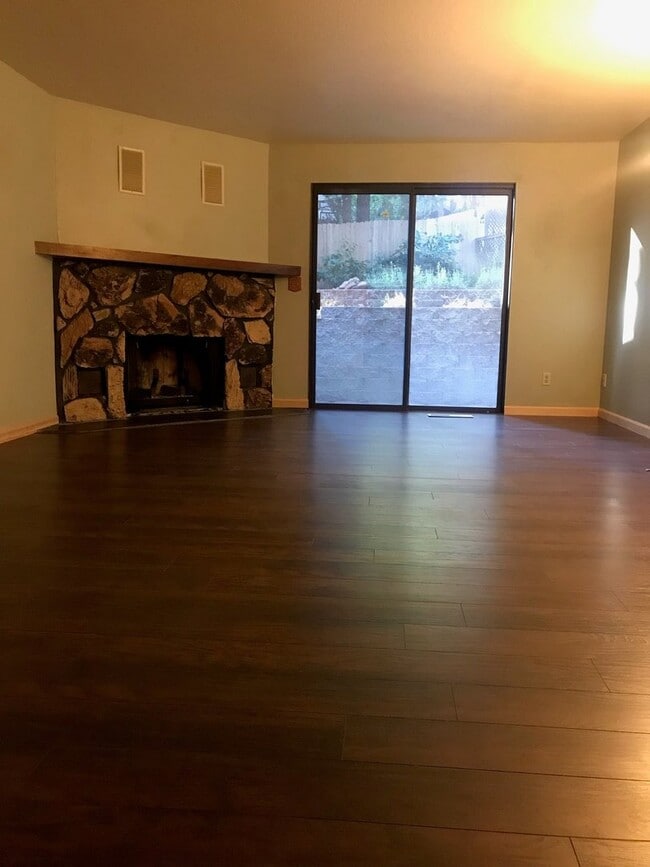 Building Photo - Fabulous 3 bedroom home near Jenkinson Lake.