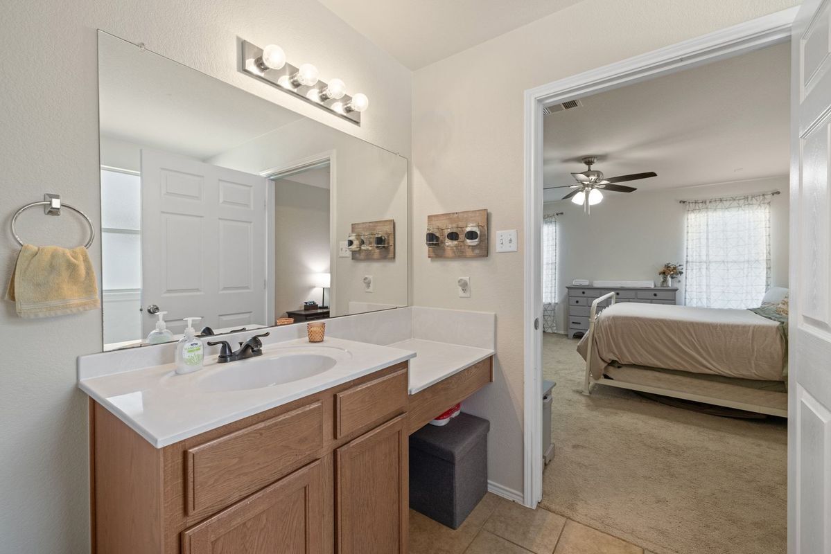 Building Photo - 718 Sugar Brook Dr