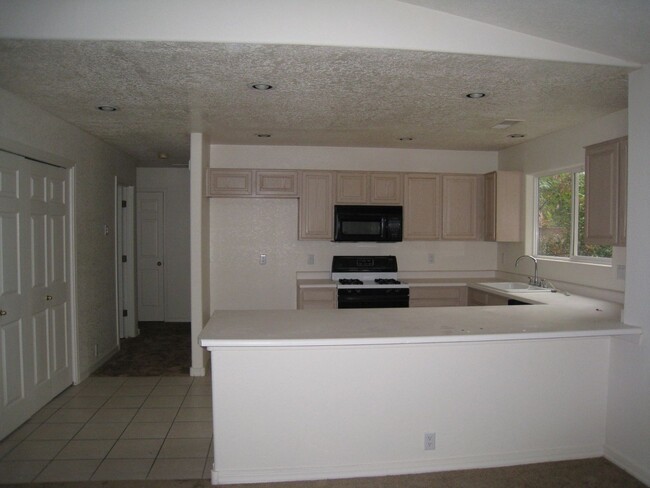 Building Photo - 4 Br, 3 Ba, large living room, formal dini...