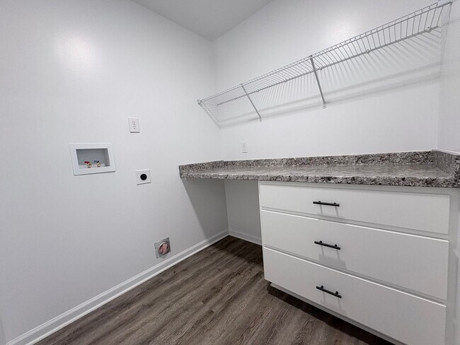Building Photo - Newly Renovated 3 Bedroom 2 Bath w/ Flex Room Located in a Sought-after Neighborhood!