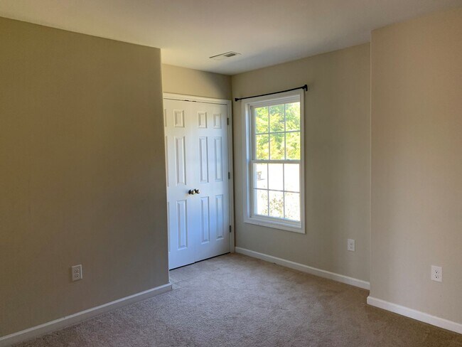 Building Photo - 4 Bedroom House in Madison Heights
