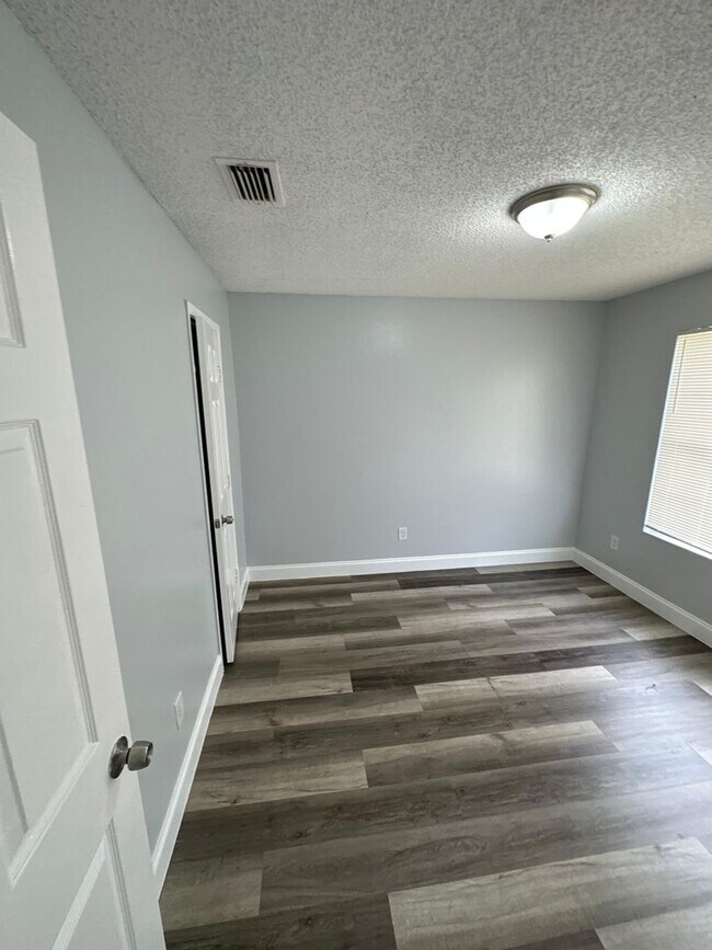 Building Photo - Fully renovated 3/2 Single-Family Home Available for Immediate rent!