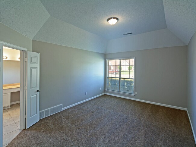 Building Photo - 5 Bed, 3.5 bath over 3300 square feet with 2 master suites near Hacks Cross and 385