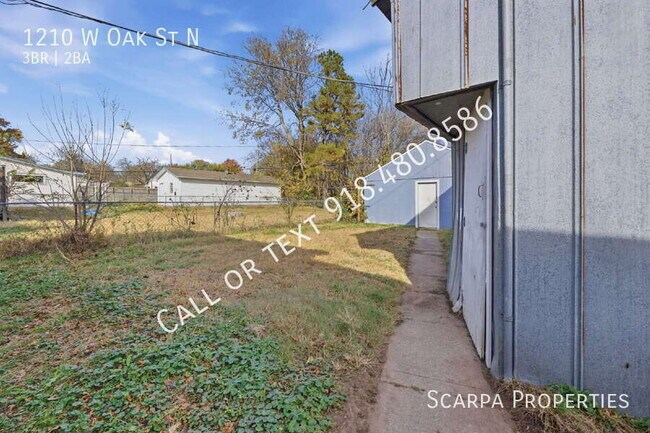 Building Photo - 1210 W Oak St