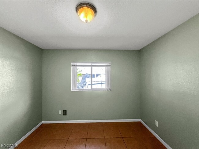 Building Photo - 1909 SW Santa Barbara Pl