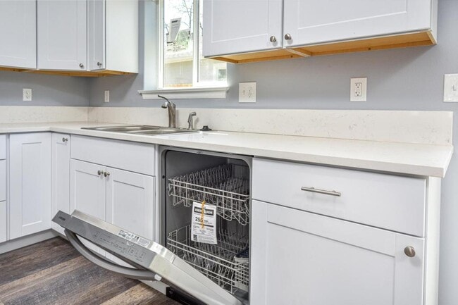 Building Photo - 1735 SE Jefferson St